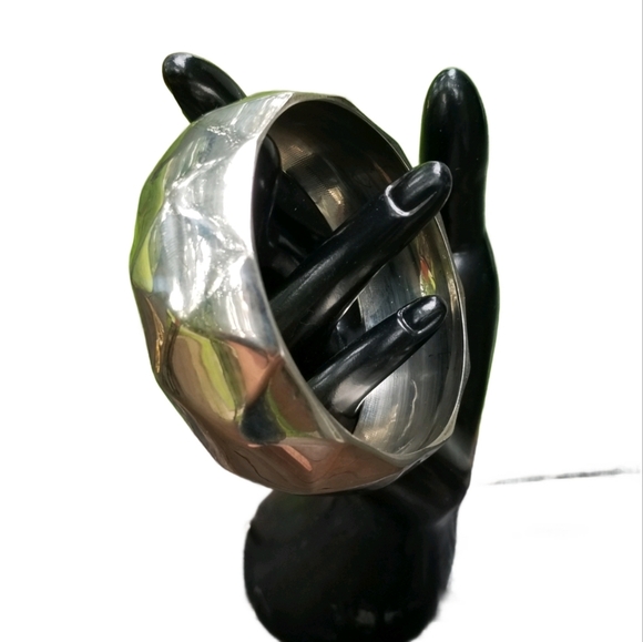 VINTAGE SILVERPLATED DIAMOND PATTERN DESIGN BANGLE BRACELET - Picture 2 of 4